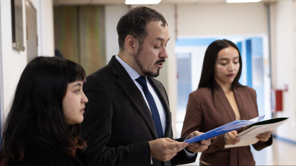 El director ejecutivo del Museo de Química y Farmacia, Iván Oyarzún, y la coordinadora de Investigación y Educación del mismo espacio, Nicole Molina, destacaron que esta actividad no solo busca visibilizar el valor histórico de los registros, sino también abrir preguntas hacia el presente y futuro de la disciplina.
